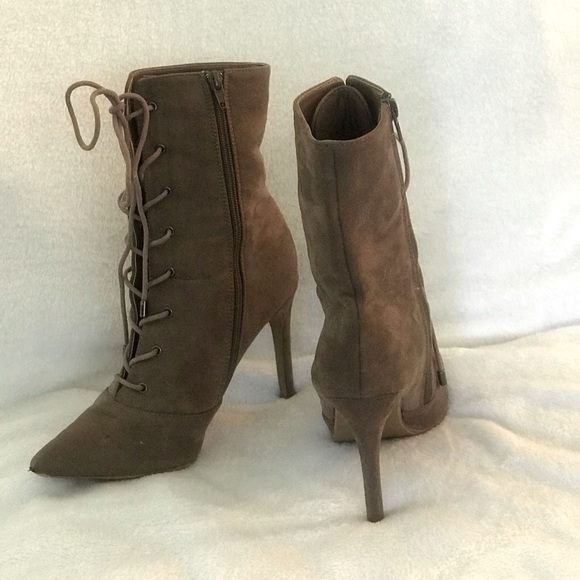Amanda mid ankle heeled booties- size 10 - Picture 3 of 3